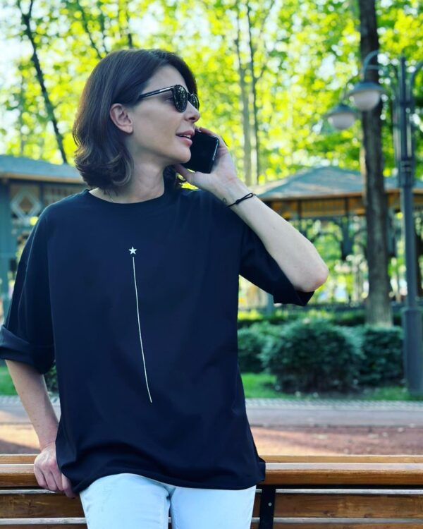 შავი მაისური ვარსკვლავის პრინტით