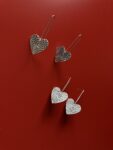 გულის ფორმის საყურე შავი წრეებით - "TM enamel Art"