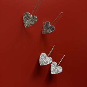 გულის ფორმის საყურე შავი წრეებით - "TM enamel Art"