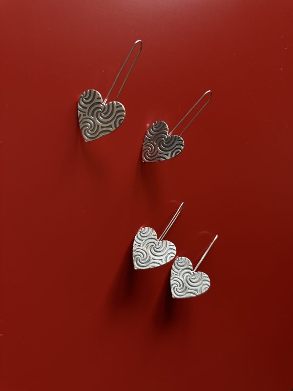 გულის ფორმის საყურე შავი წრეებით - "TM enamel Art"