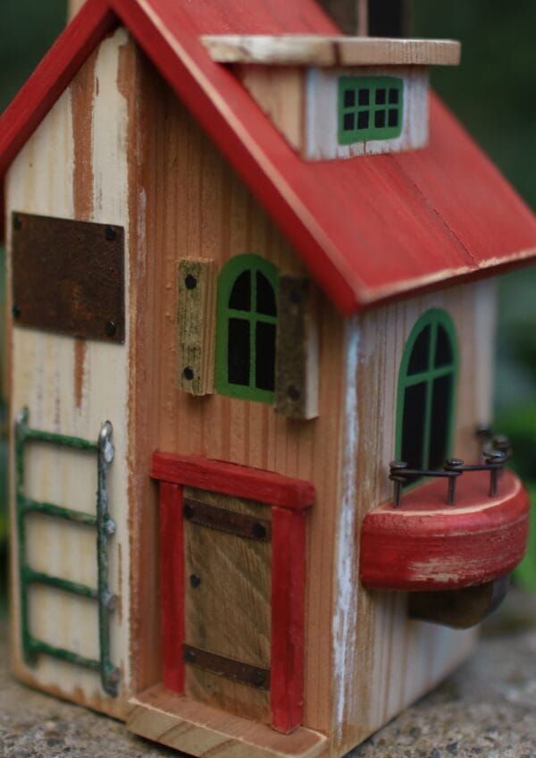 "სახლი წითელი სახურავით" - "Bamo • ბამო"