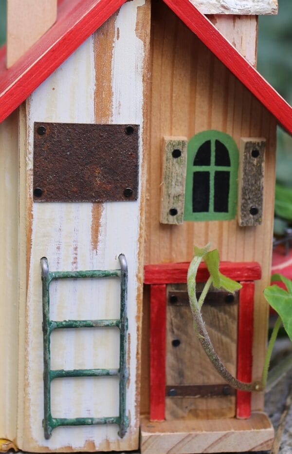 "სახლი წითელი სახურავით" - "Bamo • ბამო"