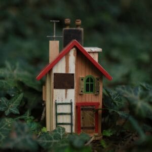 "სახლი წითელი სახურავით" - Bamo