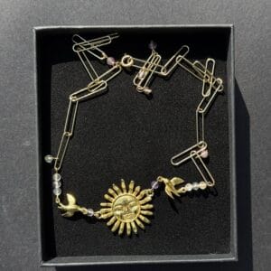 ყელსაბამი, მზე - "საჩუქარი"