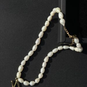 მდინარის მარგალიტის ყელსაბამი ინიციალით - "W • Double You"