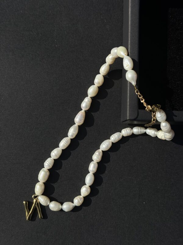 მდინარის მარგალიტის ყელსაბამი ინიციალით - "W • Double You"