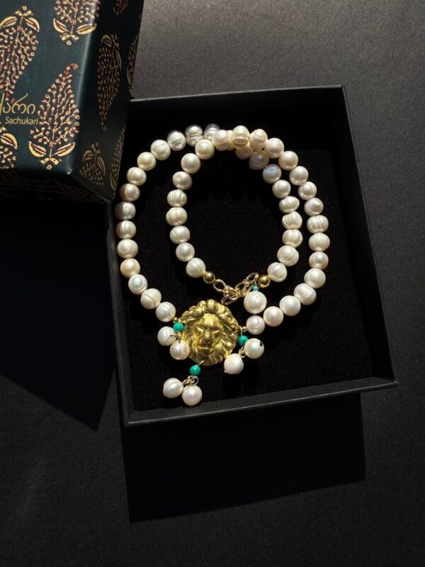 მარგალიტის ყელსაბამი ლომის გამოსახულებით - "საჩუქარი"