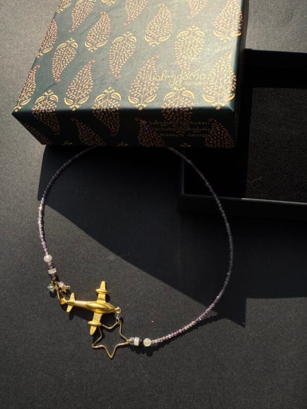 ყელსაბამი, თვითმფრინავი - "საჩუქარი"