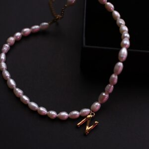 მდინარის მარგალიტის ყელსაბამი ინიციალით - "W • Double You"