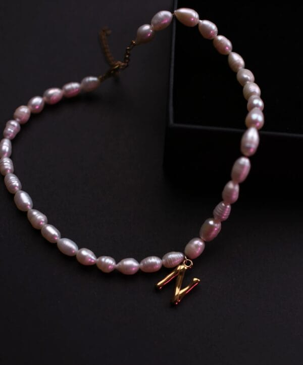 მდინარის მარგალიტის ყელსაბამი ინიციალით - "W • Double You"