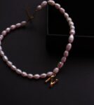 მდინარის მარგალიტის ყელსაბამი ინიციალით - "W • Double You"