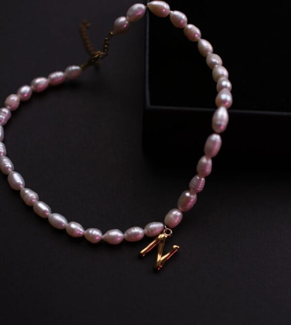 მდინარის მარგალიტის ყელსაბამი ინიციალით - "W • Double You"