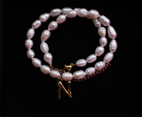 მდინარის მარგალიტის ყელსაბამი ინიციალით - "W • Double You"