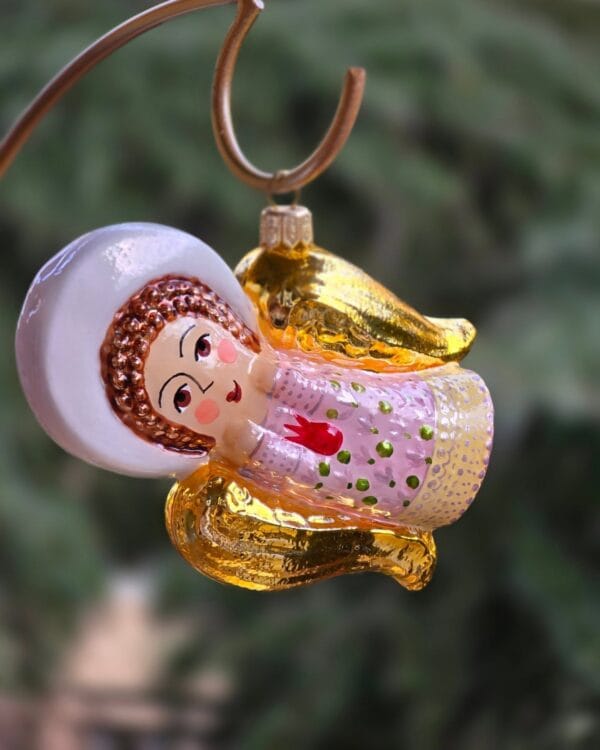 ნაძვის ხის სათამაშო, მახარობელი ბროწეულით - "Magic Factory • მეჯიქ ფექთორი"