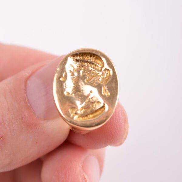 ბეჭედი ინტალიო ქალის გამოსახულებით - "ლეგენდა • Legenda"