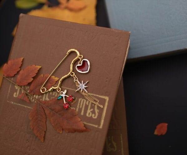 გულსაბნევი წითელი დეტალებით - "BiserNati • ბისერნათი"