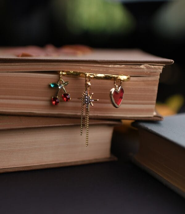 გულსაბნევი წითელი დეტალებით - "BiserNati • ბისერნათი"