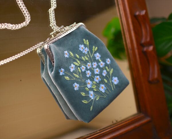 ხელით ნაქარგი ჩანთა, ცისფერი - "ketevan karchava • ქეთევან ქარჩავა"