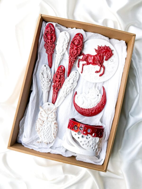 ნაძვის ხის სათამაშო, თეთრი ცხენი - "Fey Ceramic Studio • ფეი კერამიკ სტუდიო"