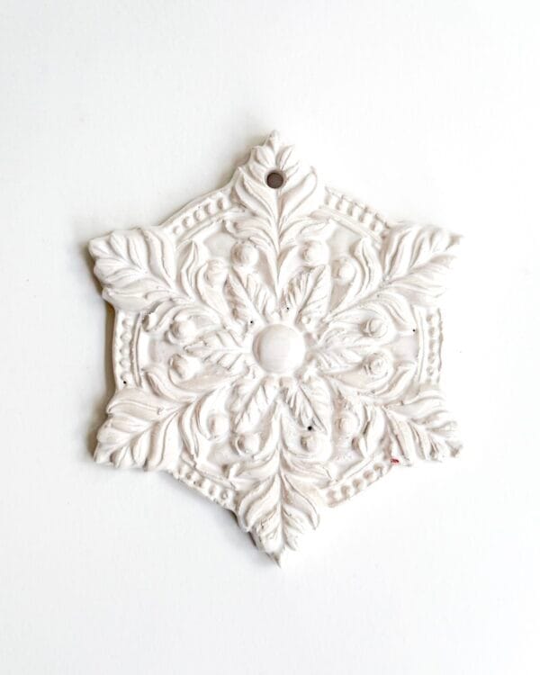 ნაძვის ხის სათამაშო, თეთრი ფიფქი - "Fey Ceramic Studio • ფეი კერამიკ სტუდიო"