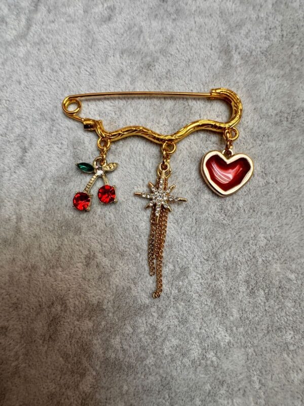 გულსაბნევი წითელი დეტალებით - "BiserNati • ბისერნათი"