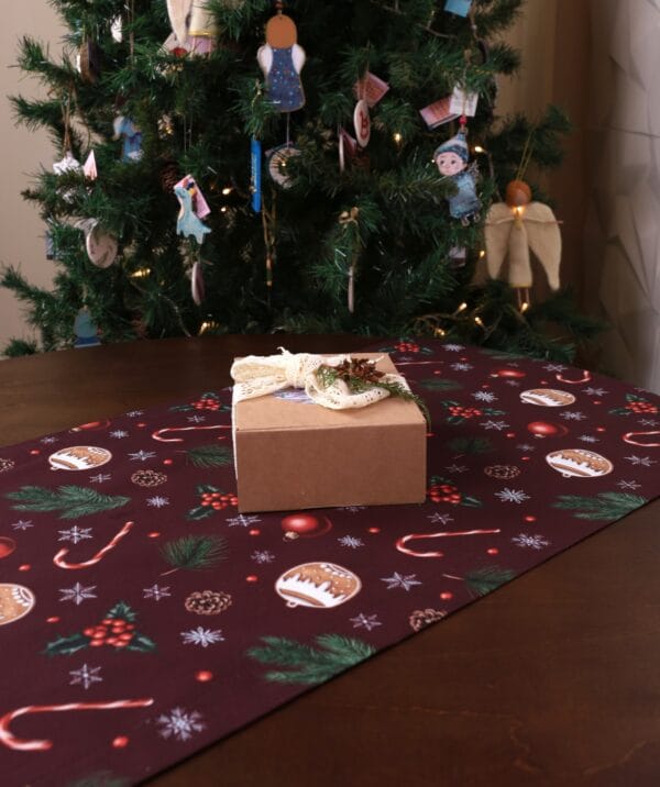 საახალწლო რანერი, იასამნისფერი