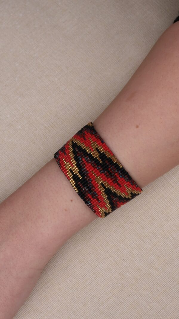 სამაჯური წითელი დეტალებით - "Marblue • მარბლუ"