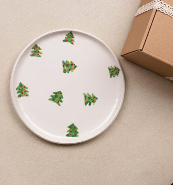 კერამიკის საახალწლო თეფში, ნაძვის ხეები - "Nari Ceramics • ნარი კერამიქს"