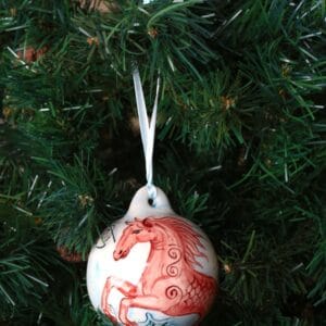 ნაძვის ხის კერამიკის სათამაშო, წითელი ცხენი - "Nari Ceramics • ნარი კერამიქს"