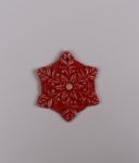 ნაძვის ხის სათამაშო, წითელი ფიფქი თეთრი დეტალებით - "Fey Ceramic Studio • ფეი კერამიკ სტუდიო"