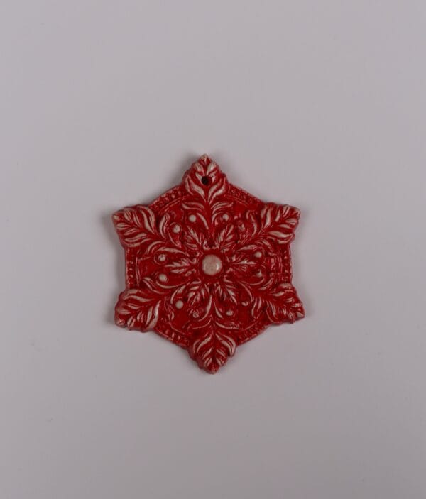 ნაძვის ხის სათამაშო, წითელი ფიფქი თეთრი დეტალებით - "Fey Ceramic Studio • ფეი კერამიკ სტუდიო"