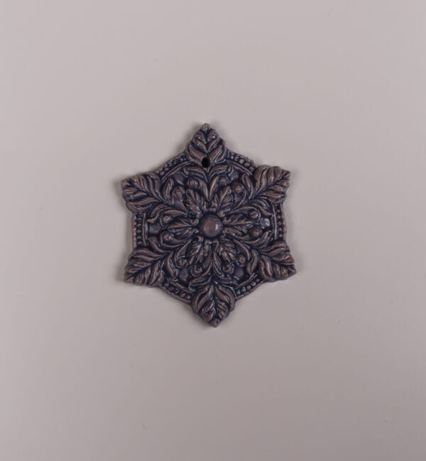 ნაძვის ხის სათამაშო, იისფერი ფიფქი - "Fey Ceramic Studio • ფეი კერამიკ სტუდიო"