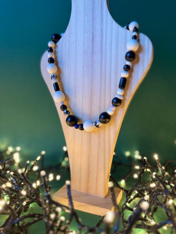 ყელსაბამი ლურჯი დეტალებით - "Tamri HandCreations"