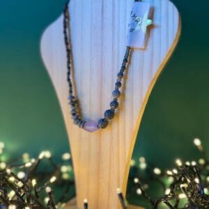 ნაცრისფერი ყელსაბამი იისფერი დეტალით - "Tamri HandCreations"