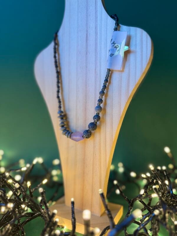 ნაცრისფერი ყელსაბამი იისფერი დეტალით - "Tamri HandCreations"