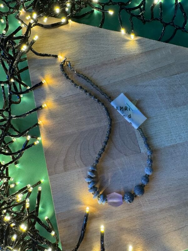 ნაცრისფერი ყელსაბამი იისფერი დეტალით - "Tamri HandCreations"