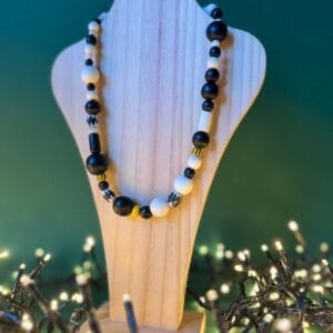 ყელსაბამი ყვითელი დეტალებით - "Tamri HandCreations"