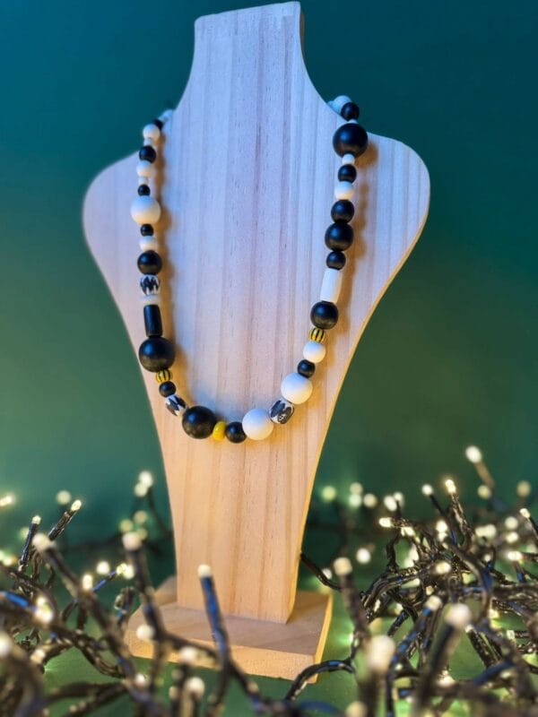 ყელსაბამი ყვითელი დეტალებით - "Tamri HandCreations"