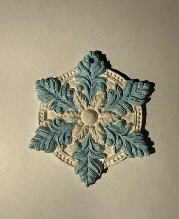 ნაძვის ხის სათამაშო, ცისფერი დეტალებით - "Fey Ceramic Studio • ფეი კერამიკ სტუდიო"