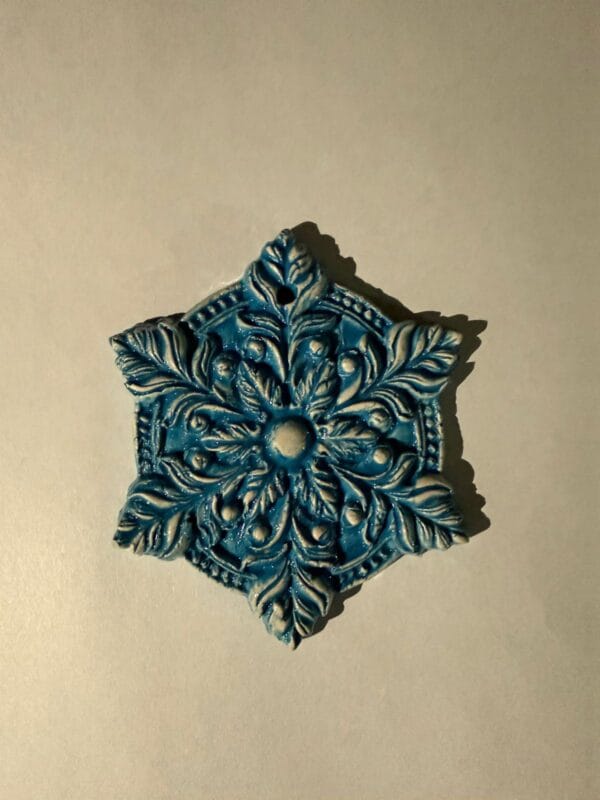 ნაძვის ხის სათამაშო, ლურჯი ფიფქი - "Fey Ceramic Studio • ფეი კერამიკ სტუდიო"