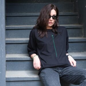 შავი მაისური მუქი მწვანე პრინტით - "MYKA • მაიკა"