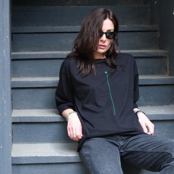 შავი მაისური მუქი მწვანე პრინტით - "MYKA • მაიკა"