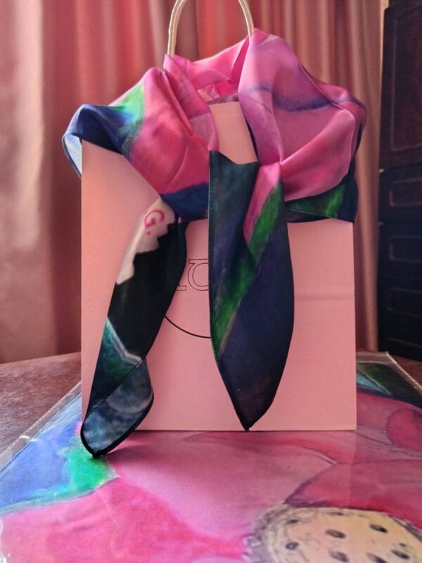 შარფი ვარდისფერი ყვავილით - "გამა • GAMA"