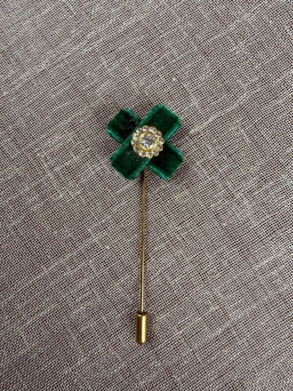 ხავერდის გულსაბნევი თვლით - "Maqmani Wood • მაქმანი ვუდი"