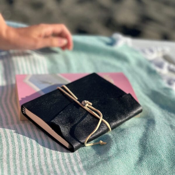 წიგნაკი ტყავის ყდითა და პიქტოგრამებით - "Tsignako • წიგნაკო"