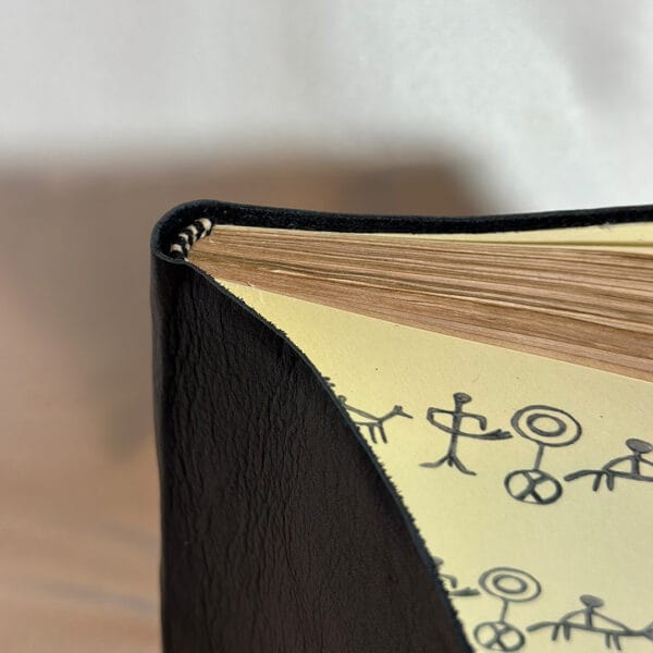 წიგნაკი ტყავის ყდითა და პიქტოგრამებით - "Tsignako • წიგნაკო"