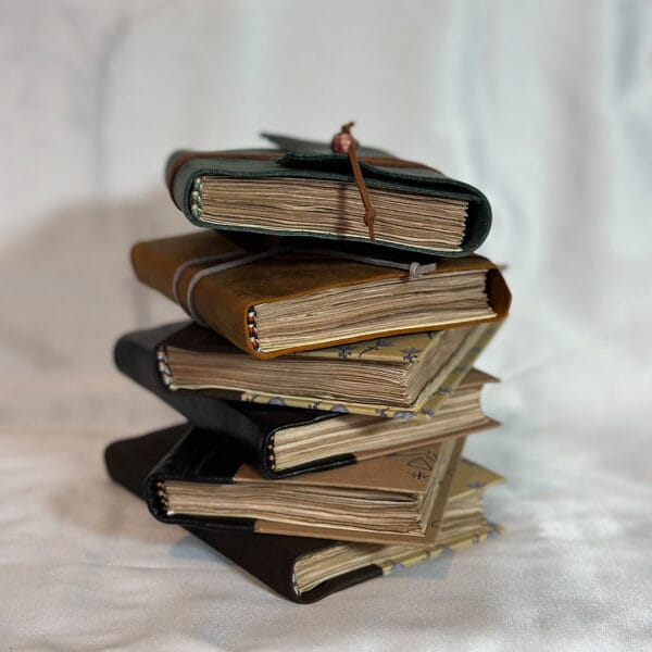 წიგნაკი ტყავის ყდით და ქართული ანბანის დიზაინით - "Tsignako • წიგნაკო"