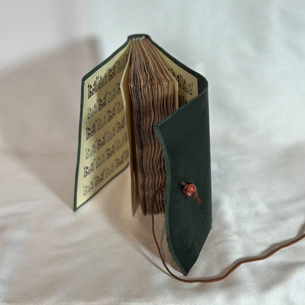 წიგნაკი გელათის მხატვრობის თემატიკითა და ტყავის ყდით - "Tsignako • წიგნაკო"