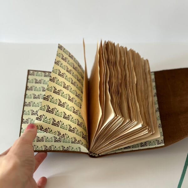 წიგნაკი გელათის მხატვრობის თემატიკითა და ტყავის ყდით - "Tsignako • წიგნაკო"