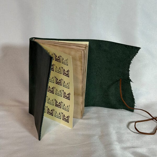 წიგნაკი გელათის მხატვრობის თემატიკითა და ტყავის ყდით - "Tsignako • წიგნაკო"